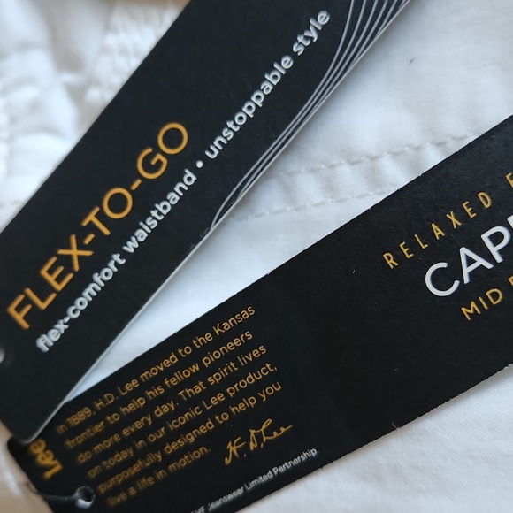 NWT Lee Womans White Relaxed Fit Cargo Capris Size 14 - Picture 2 of 12